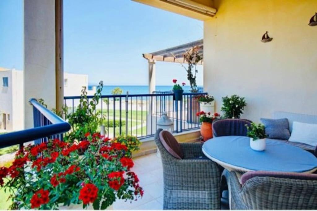 Odyssey Beach Front Apartment Chrissi Akti Chania Exterior foto